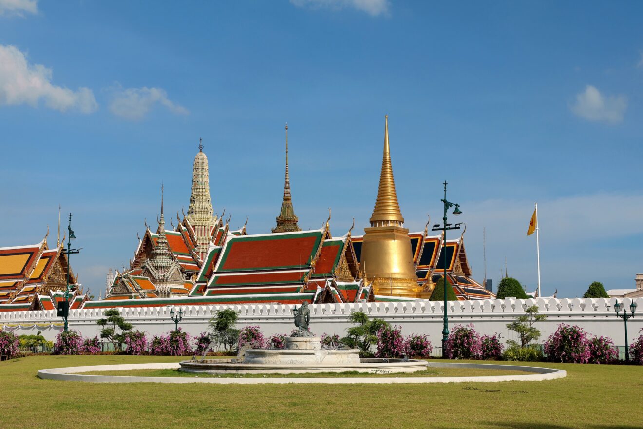 Goldene Chedis und Dächer des Wat Phra Kaew am Großen Palast in der Altstadt Rattanakosin von Bangkok