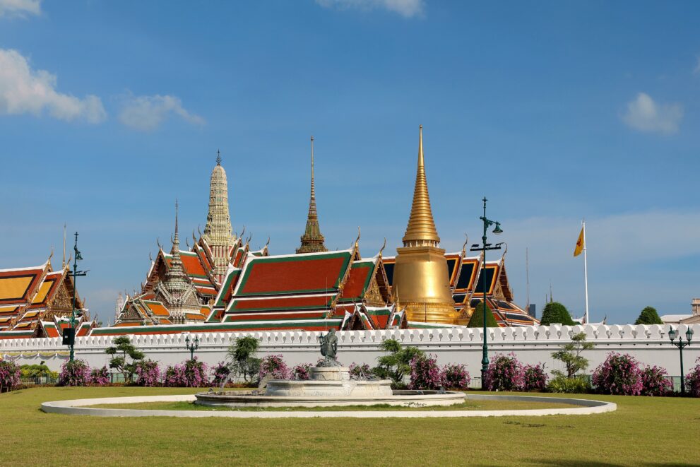 Goldene Chedis und Dächer des Wat Phra Kaew am Großen Palast in der Altstadt Rattanakosin von Bangkok