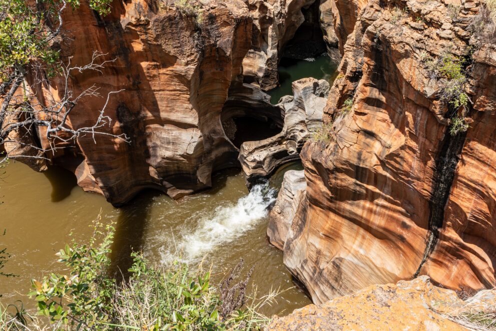 Ausgewaschene Felsen und Strudellöcher der Bourke’s Luck Potholes im Blyde River Canyon an der Panorama-Route