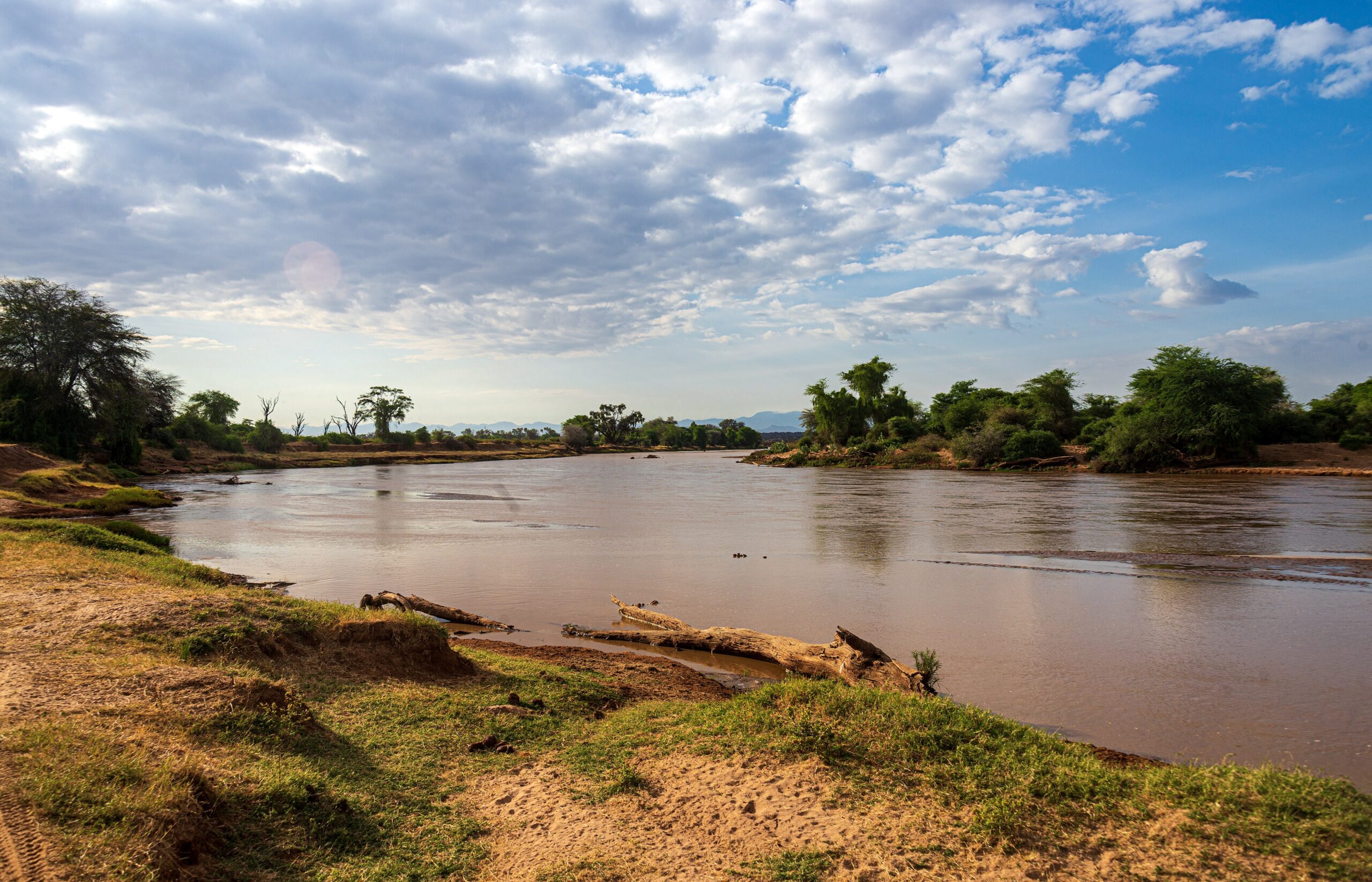 Biegung des Ewaso-Ng’iro-Flusses an der Grenze zwischen Samburu und dem Nationalreservat Buffalo Springs, das am anderen Ufer liegt