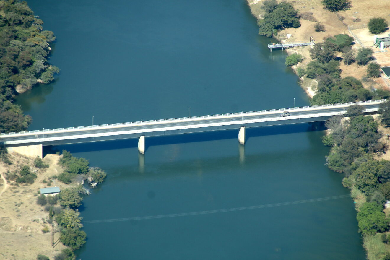 Luftbild der Straßenbrücke der B8 über den Okavango bei Divundu, am Ufer Buschland