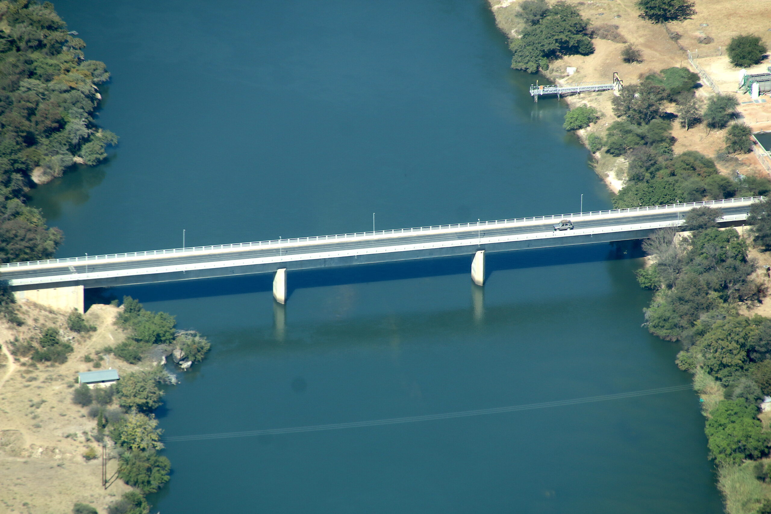 Luftbild der Straßenbrücke der B8 über den Okavango bei Divundu, am Ufer Buschland