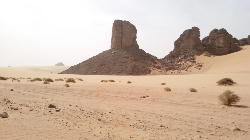 Felsturm aus Sandstein in einer Sandebene nordwestlich von Djanet im Tassili n Ajjer