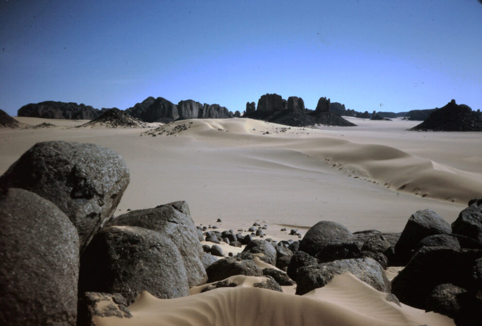 Sandsteinblöcke und Dünen am Südostrand des Tassili n Ajjer nordwestlich von Djanet