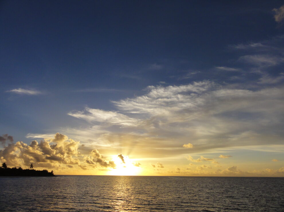 Sonnenuntergang über dem Meer am Ostrand des Huvadhu-Atolls in den südlichen Malediven, Wolken über dem Indischen Ozean