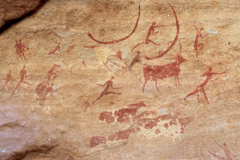 Felsmalerei von Jabbaren im Tassili n Ajjer mit Rinderhirten, Jägern und Rindern
