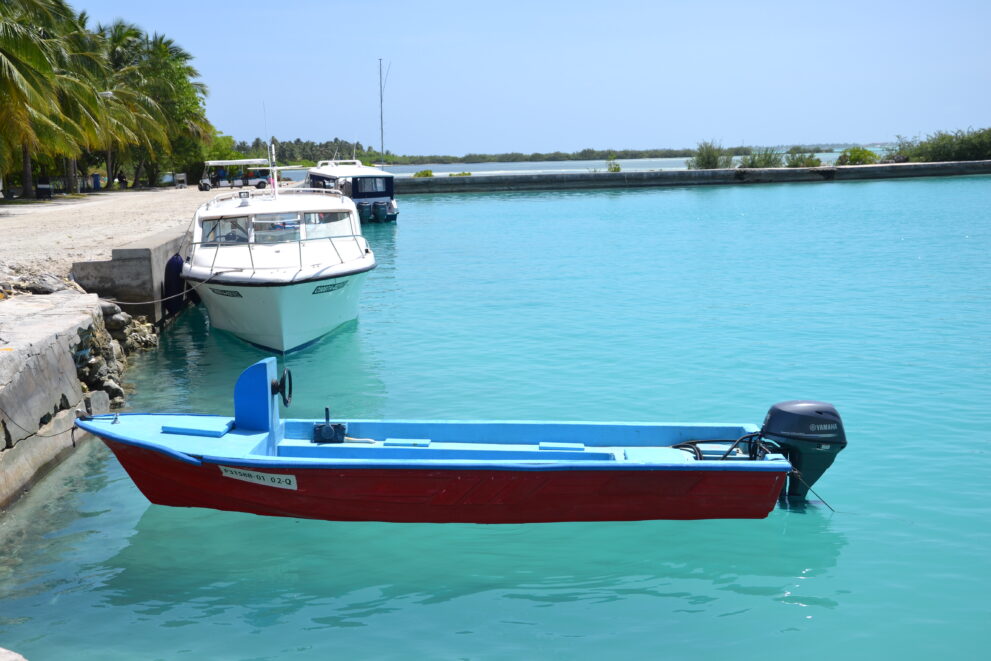 Speedboote im türkisfarbenen Hafenbecken am Flughafen Kaadedhdhoo im Huvadhu-Atoll, Ausgangspunkt der Bootstransfers
