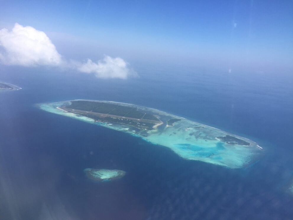 Blick aus dem Flugzeug auf die Insel Kaadedhdhoo mit Landebahn und Riff im Huvadhu-Atoll, südliche Malediven
