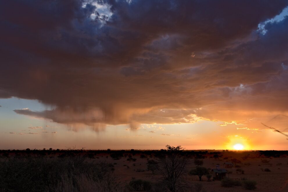 Gewitterwolke mit Regenschleier über der Kalahari bei Sonnenuntergang im Süden Namibias