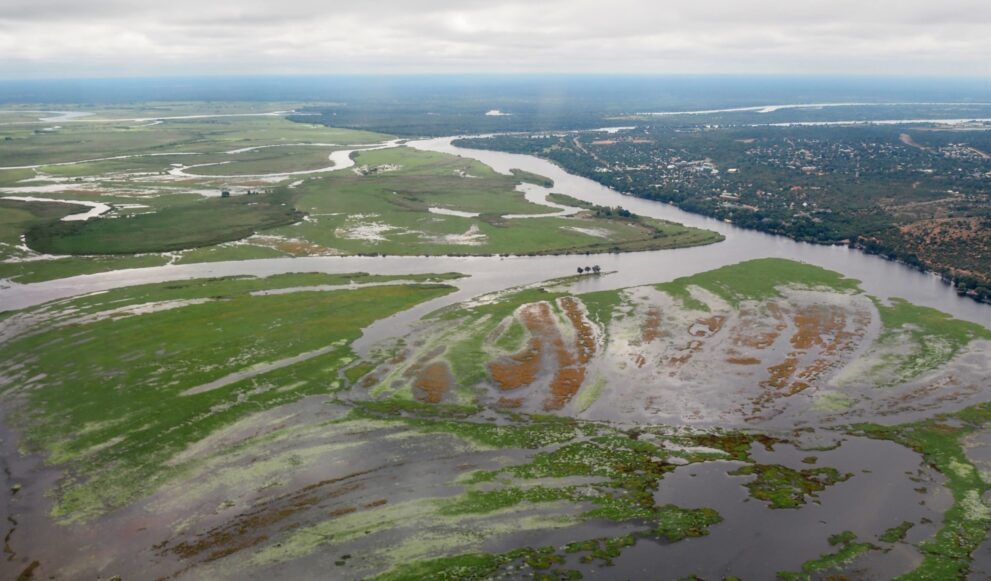 Luftbild des Chobe-Flusses bei Kasane mit Flussarmen, Inseln und überschwemmten Wiesen