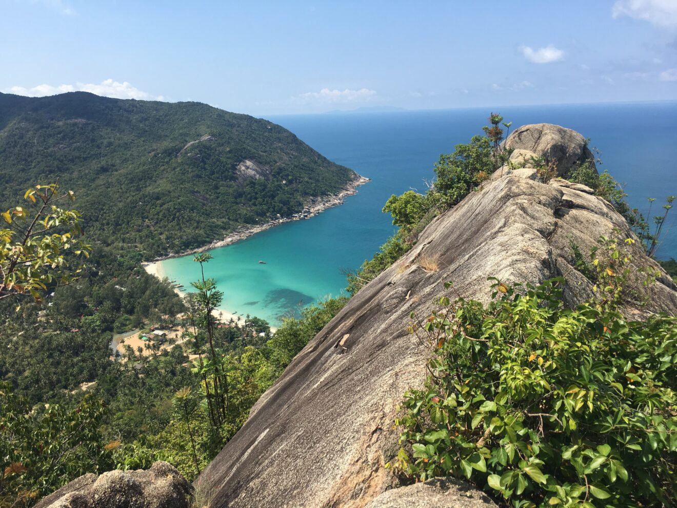 Blick von einem Felsen hinunter auf die türkisfarbene Bucht von Bottle Beach im Norden von Koh Phangan