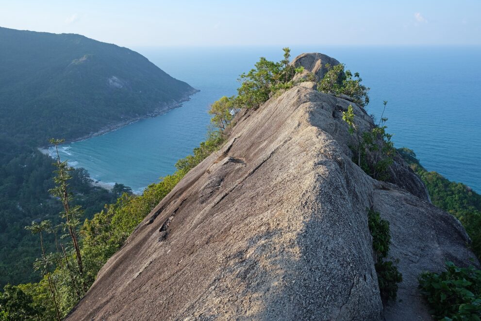 Felsrücken am Aussichtspunkt Phasawan auf Koh Phangan mit Blick auf die bewaldete Küste und das Meer