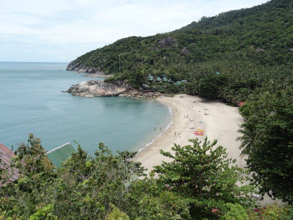 Blick auf den Strand von Than Sadet an der Ostküste von Koh Phangan, wo der Dschungel bis ans Meer reicht