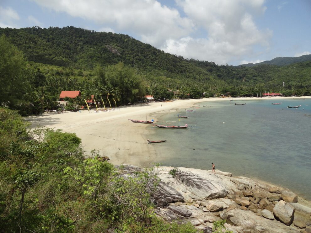 Weiter Sandstrand Thong Nai Pan Yai mit Longtailbooten in der Bucht im Nordosten von Koh Phangan