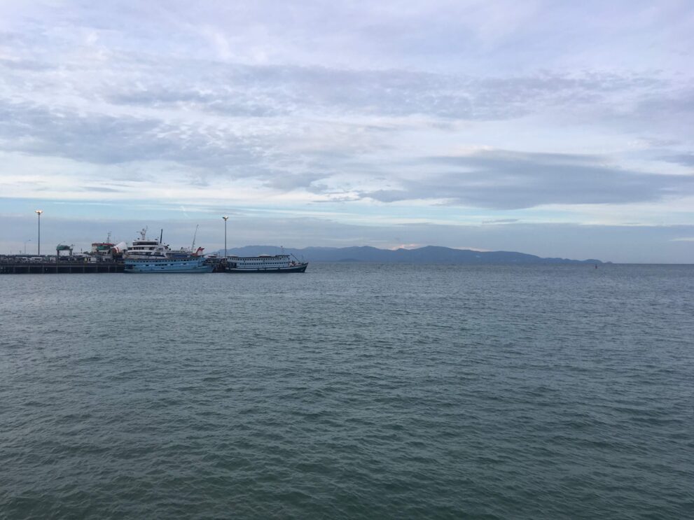 Pier von Thong Sala auf Koh Phangan mit Fähren, am Horizont die Nachbarinsel Koh Samui