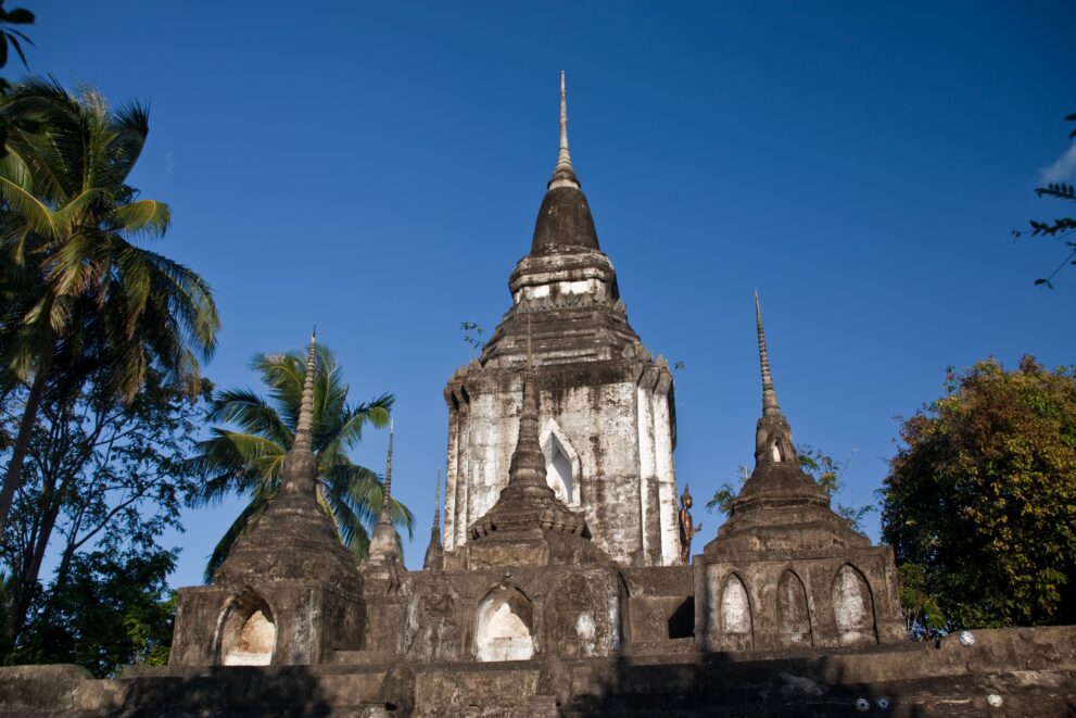 Alte Chedis des Tempels Wat Phu Khao Noi, einer der ältesten Tempelanlagen auf Koh Phangan, zwischen Palmen