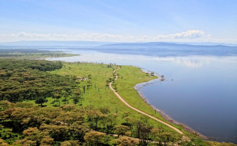 Blick vom Aussichtspunkt Baboon Cliff über Uferwald, Grasland und den Lake Nakuru in Kenia