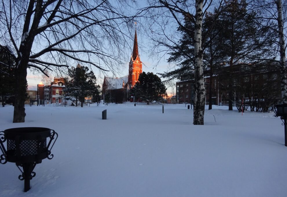 Dom von Luleå im Winter, gesehen über einen verschneiten Park im Abendlicht