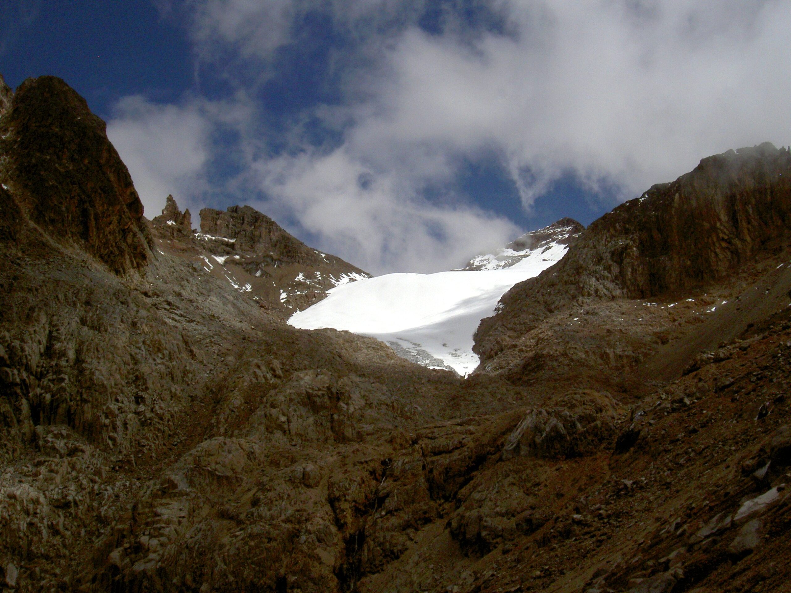 Der Lewis-Gletscher am Mount Kenya auf rund 4.600 Metern zwischen dunklen Felsflanken