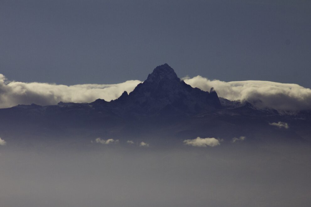 Der Gipfel des Mount Kenya ragt über ein Wolkenband, gesehen aus der Ol-Pejeta-Conservancy in Kenia