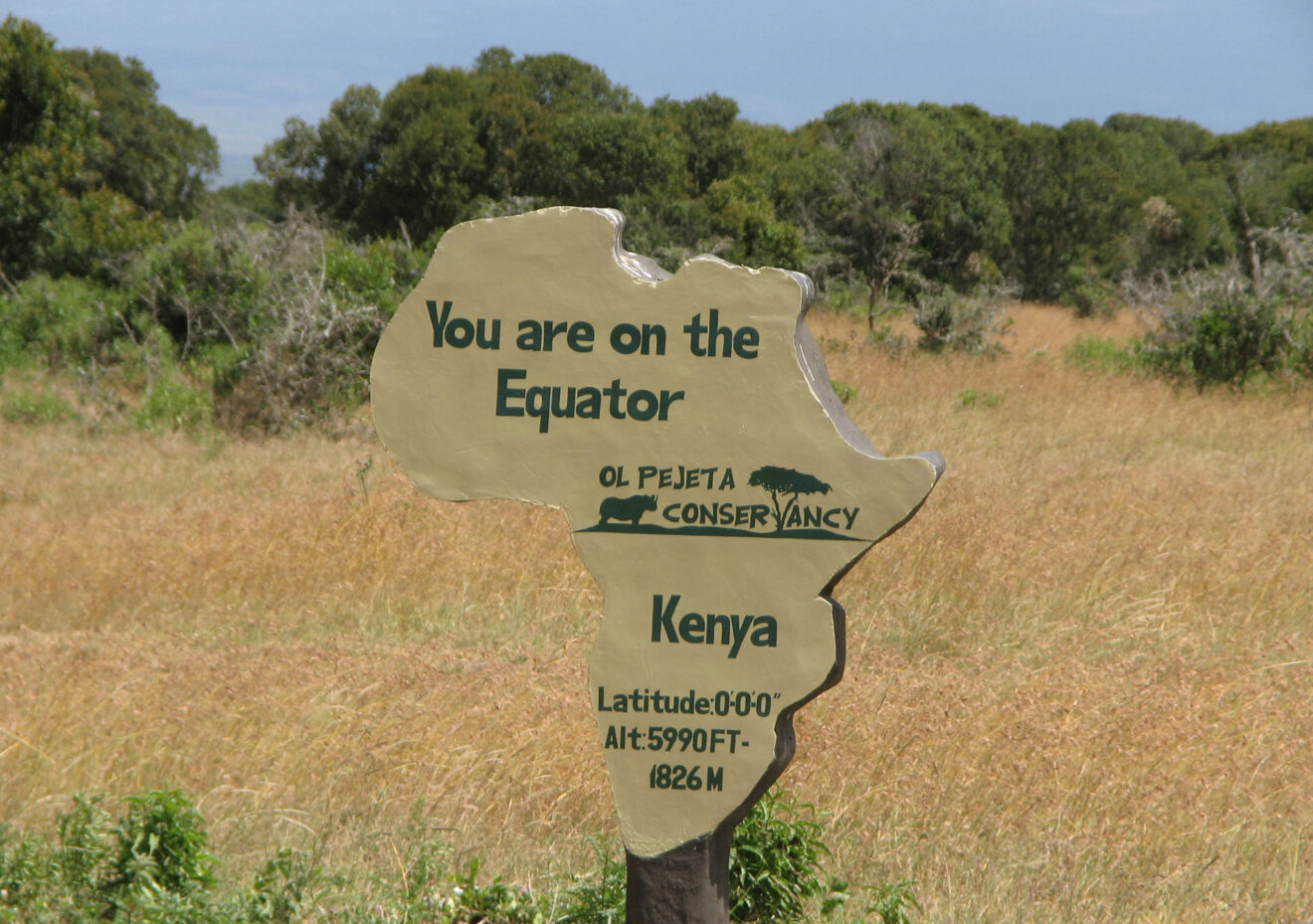 Schild in Afrika-Form am Äquator in der Ol-Pejeta-Conservancy mit Höhenangabe 1.826 Meter