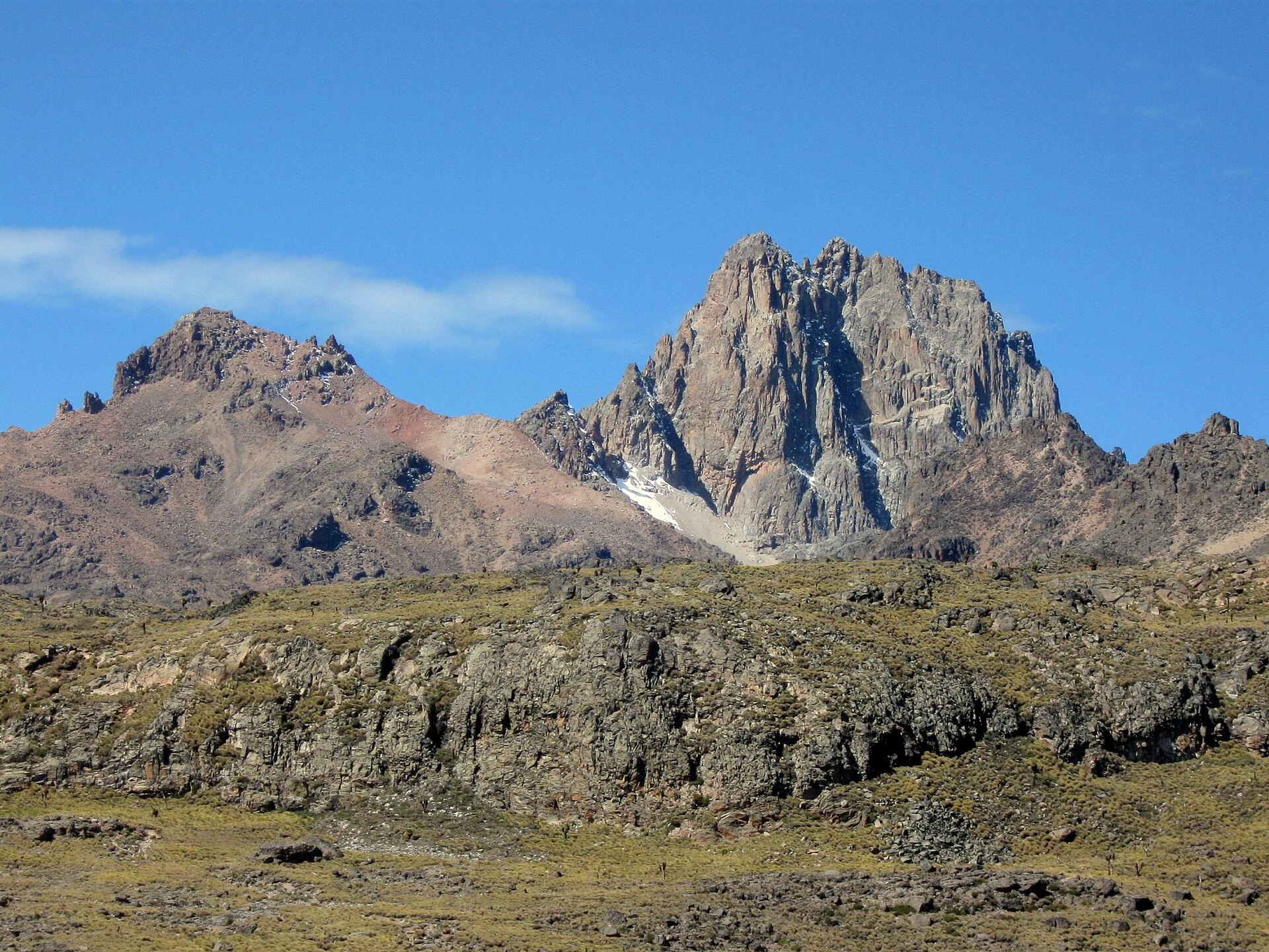 Links der rundere Gipfel von Point Lenana, rechts die steilen Felstürme von Nelion und Batian, davor Moorland