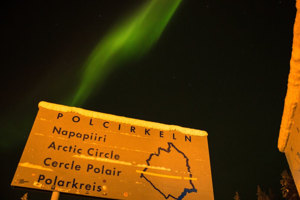 Nordlicht über dem Schild Polcirkeln am Polarkreis in Norrbotten, Schwedisch Lappland