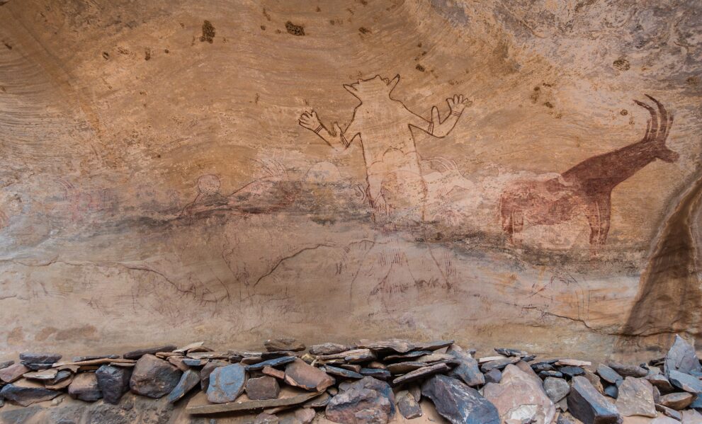 Felsmalerei Großer Gott von Sefar mit Antilope auf dem Plateau des Tassili n Ajjer