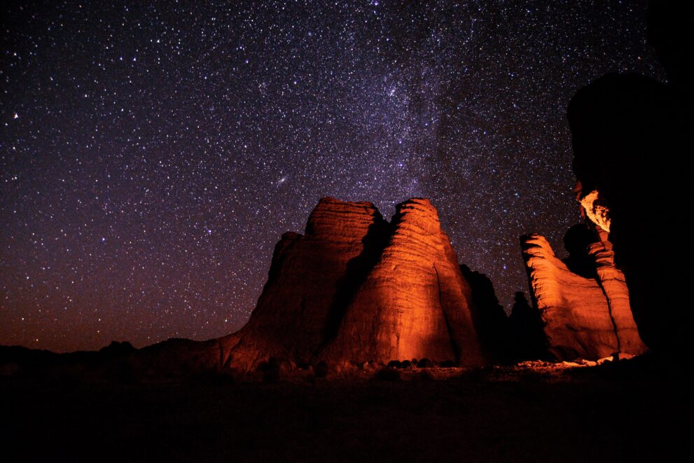 Felstürme von Sefar auf dem Plateau des Tassili n Ajjer unter der Milchstraße bei Nacht