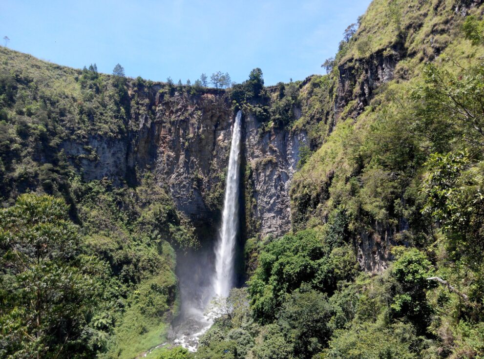 Wasserfall Sipiso-Piso stürzt über eine steile Felswand in die bewaldete Schlucht am Nordrand des Toba-Sees auf Sumatra