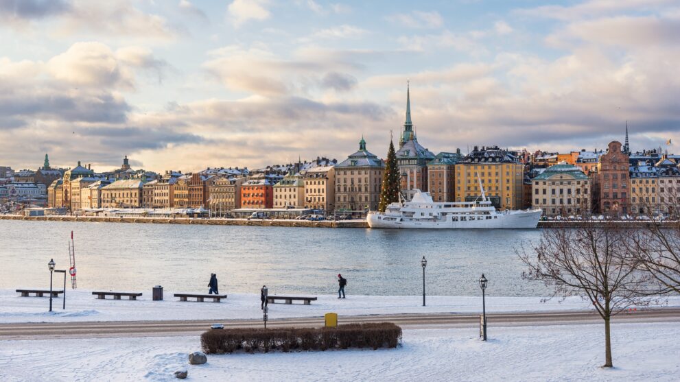 Winterlicher Blick von Skeppsholmen auf die Uferfront der Altstadt Gamla Stan in Stockholm