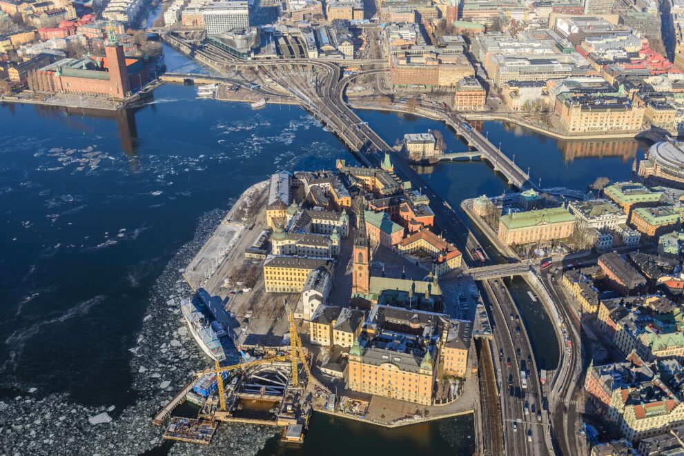 Luftbild von Riddarholmen und Gamla Stan in Stockholm im Februar mit Eis auf dem Mälaren