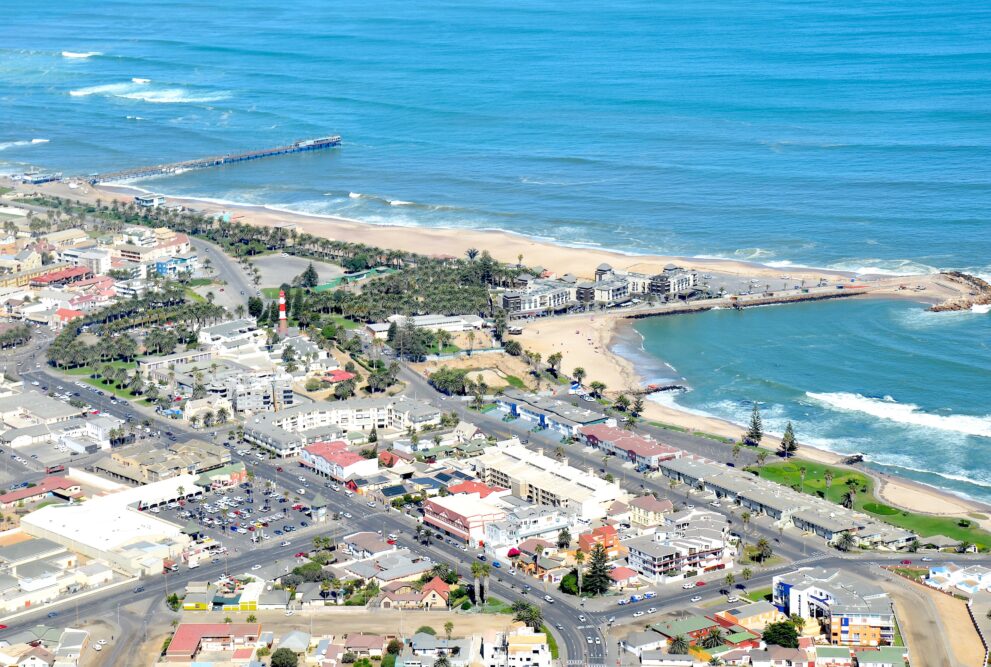 Luftbild von Swakopmund an der Atlantikküste mit Mole, Jetty und rot-weißem Leuchtturm