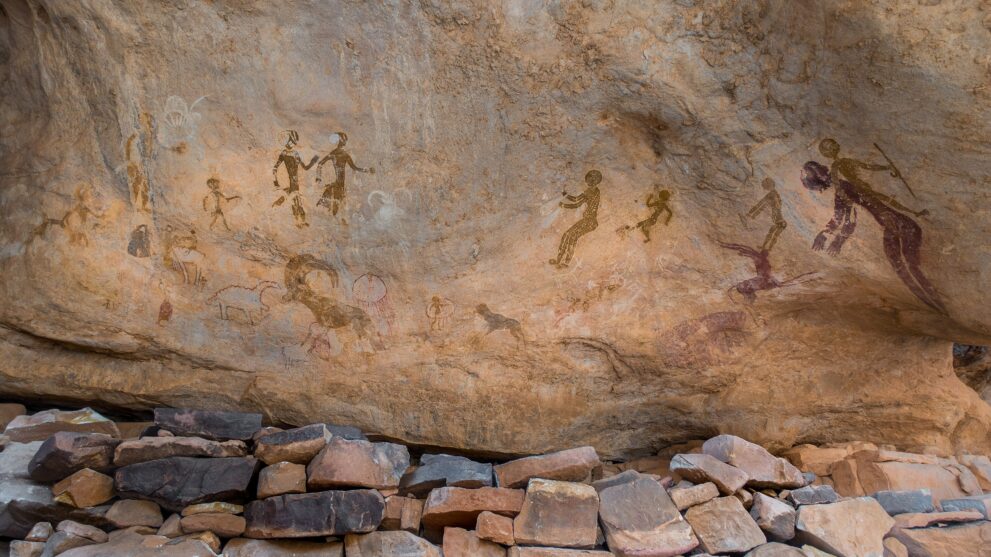 Felsmalereien von Tanzoumaitak im Tassili n Ajjer unter einem Felsüberhang