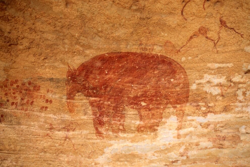 Felsmalerei eines Elefanten im Tassili n Ajjer, rot auf hellem Sandstein