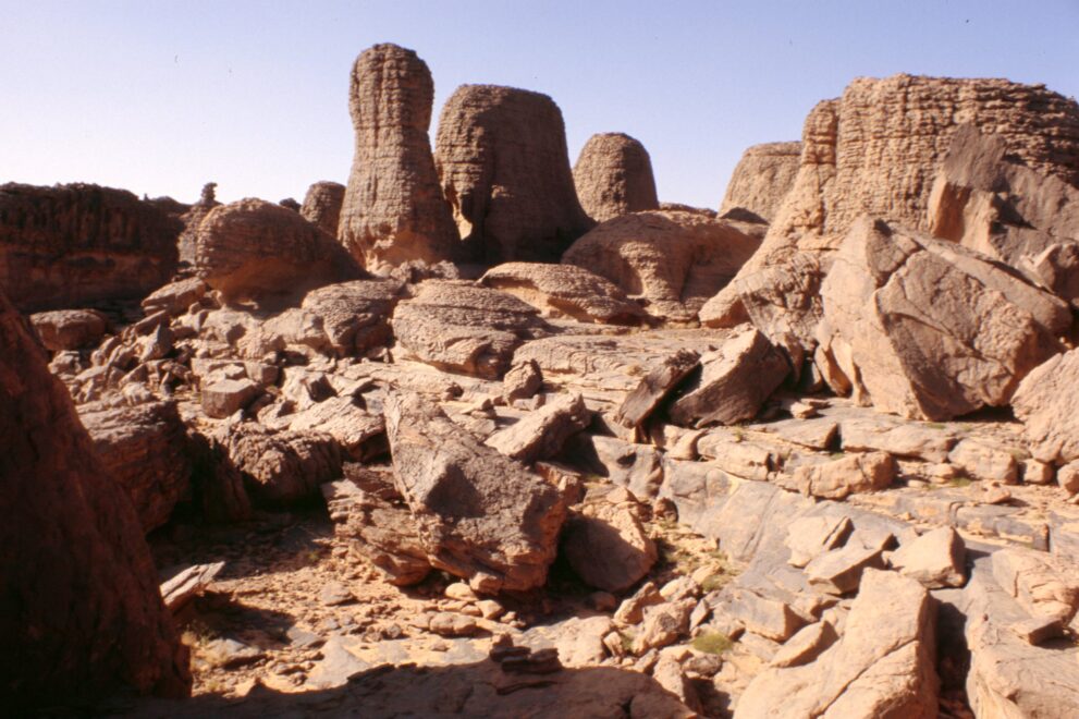 Verwitterte Sandsteintürme und Felsblöcke im Tassili n Ajjer in Algerien