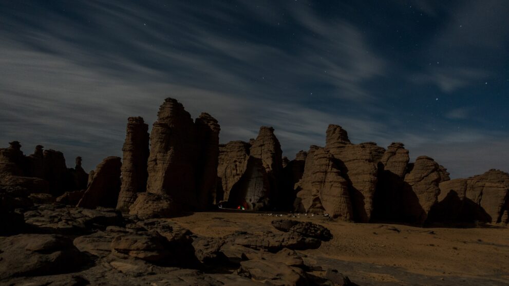 Felsenstadt auf dem Plateau von Tamghit im Tassili n Ajjer bei Nacht unter Wolkenschleiern
