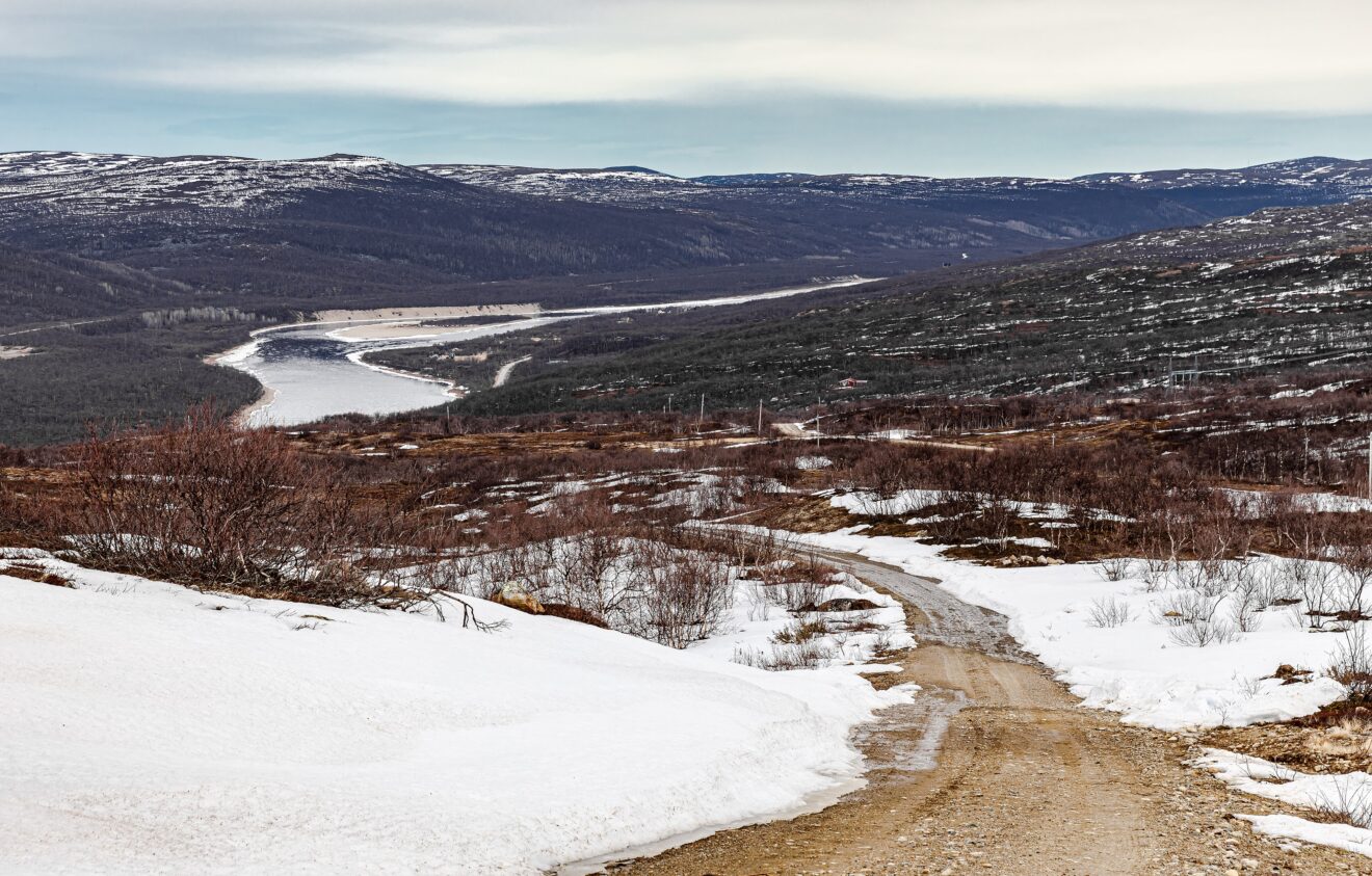 Blick vom Ailigas ins Tal des Teno mit vereistem Fluss an der Grenze zu Norwegen bei Utsjoki