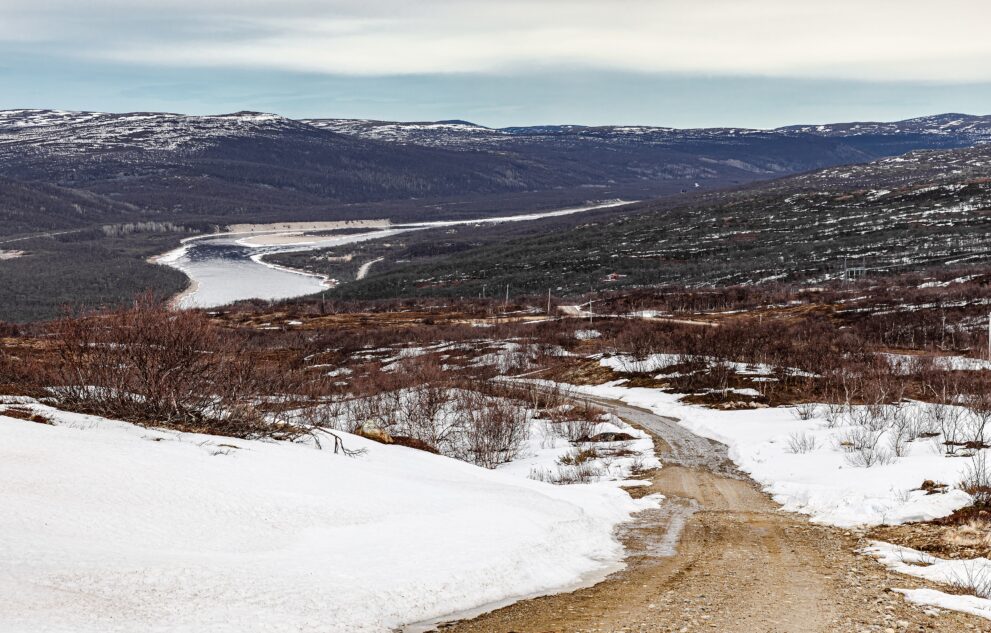 Blick vom Ailigas ins Tal des Teno mit vereistem Fluss an der Grenze zu Norwegen bei Utsjoki