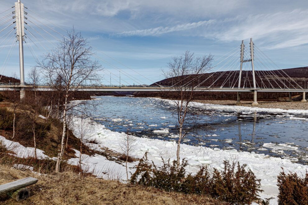 Samenbrücke über den Teno bei Utsjoki mit Eisschollen, die Grenzbrücke nach Norwegen