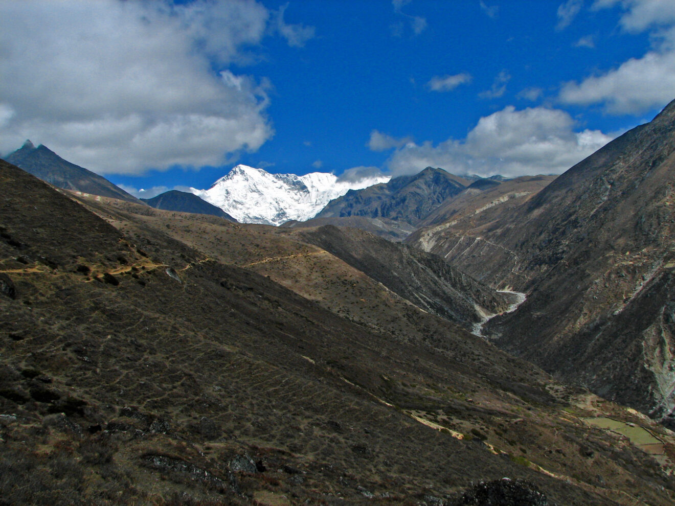Der Weg von Dole hinauf ins Gokyo-Tal, am Ende des Tals leuchtet der Cho Oyu