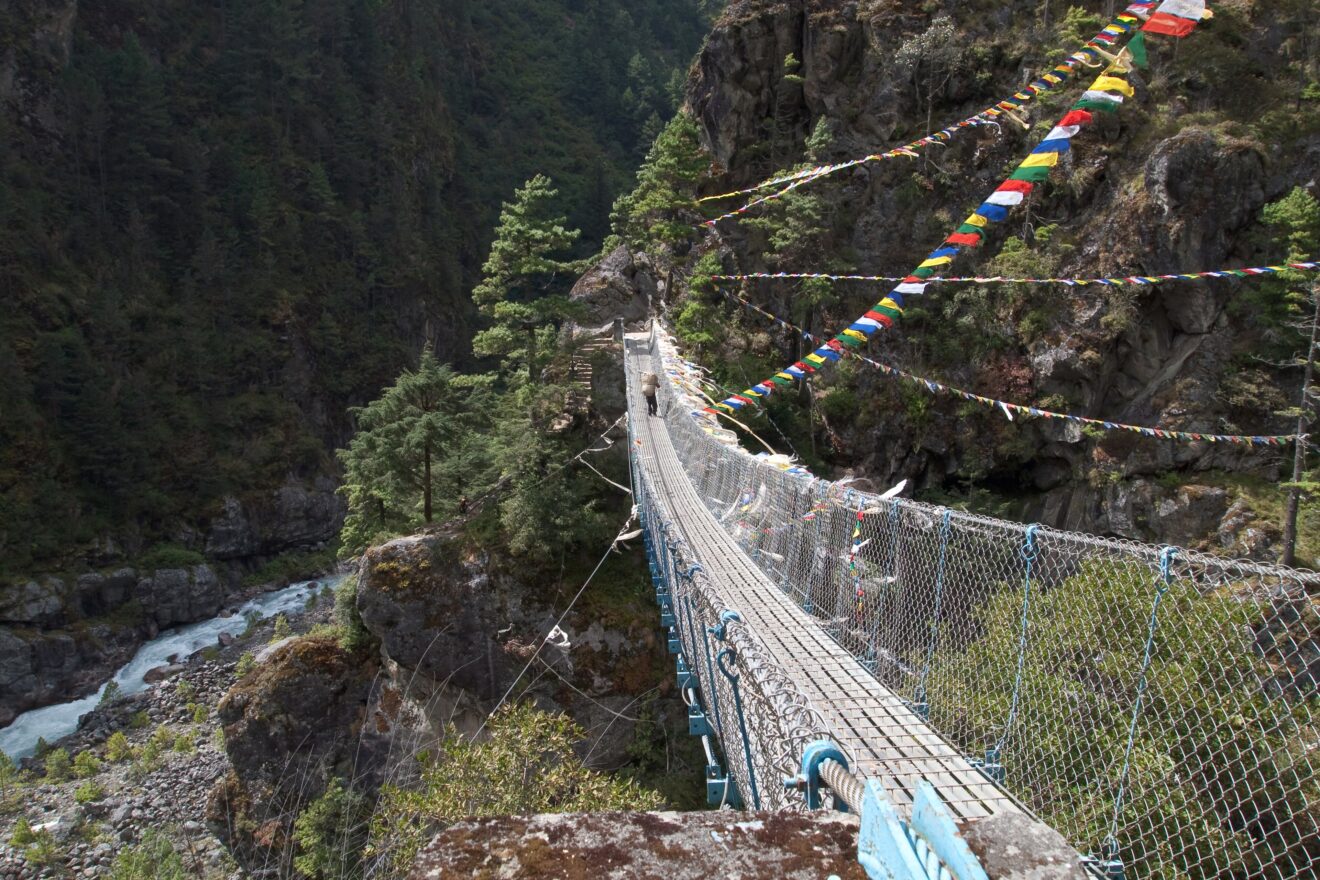 Hängebrücke mit Gebetsfahnen über die Dudh Kosi bei Chaurikharka zwischen Lukla und Phakding