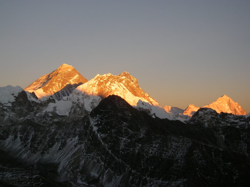 Everest, Lhotse und Makalu im Abendlicht, gesehen vom Gokyo Ri auf 5.357 Metern