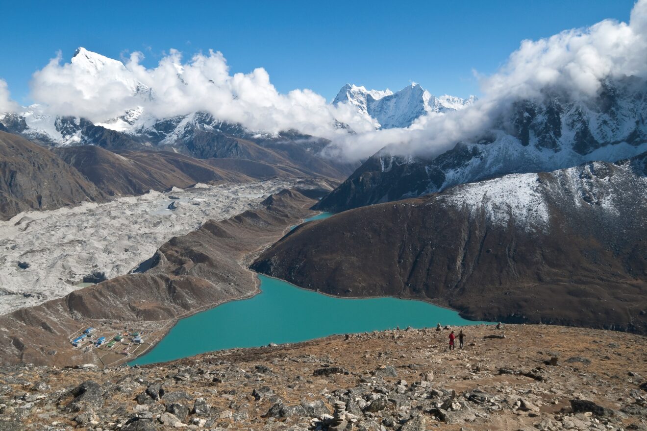Blick vom Gokyo Ri auf den Gokyo-See, das Dorf Gokyo und den Ngozumpa-Gletscher