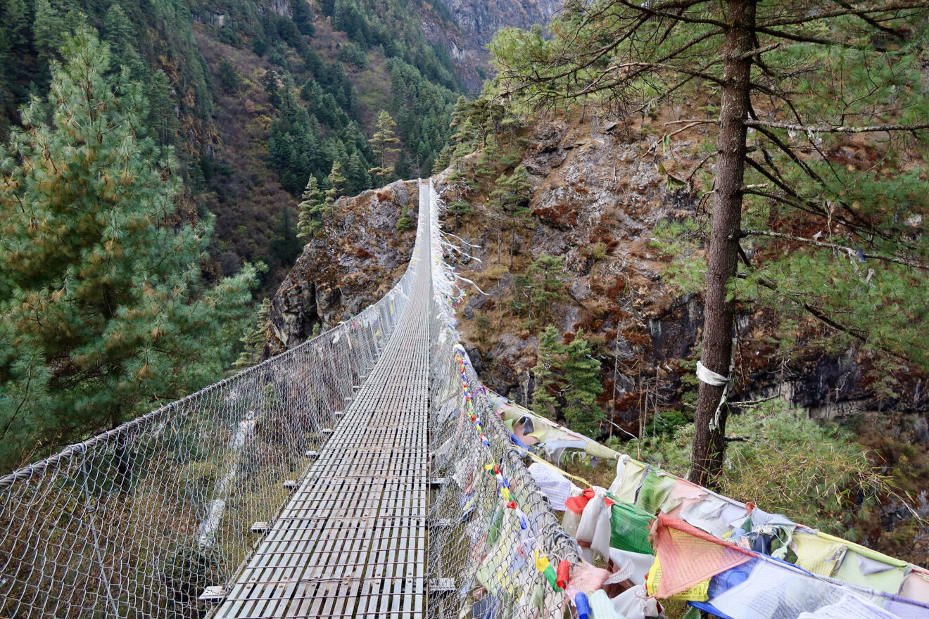 Die Hillary-Brücke hoch über der Dudh Kosi auf dem Weg von Phakding nach Namche Bazar