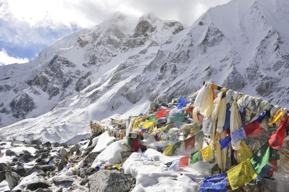 Gebetsfahnen auf dem Larke Pass in 5.106 Metern Höhe, dem höchsten Punkt der Manaslu-Runde