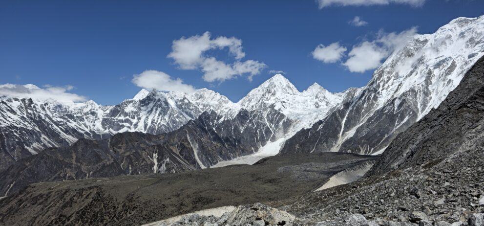Blick vom Larke Pass hinab zum Ponkar-Gletscher und zum Peri Himal auf der Westseite