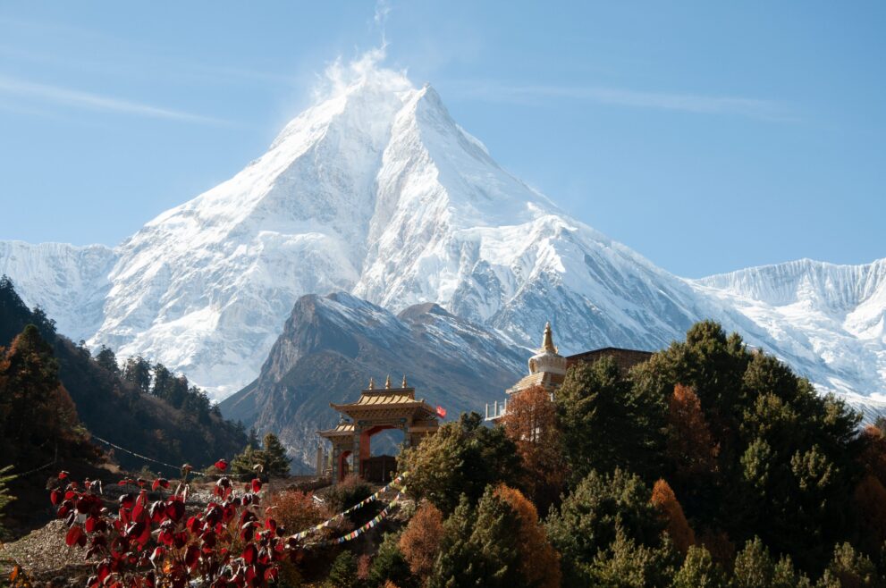 Ribung-Kloster oberhalb von Lho mit dem Manaslu im Hintergrund, Manaslu-Runde in Nepal