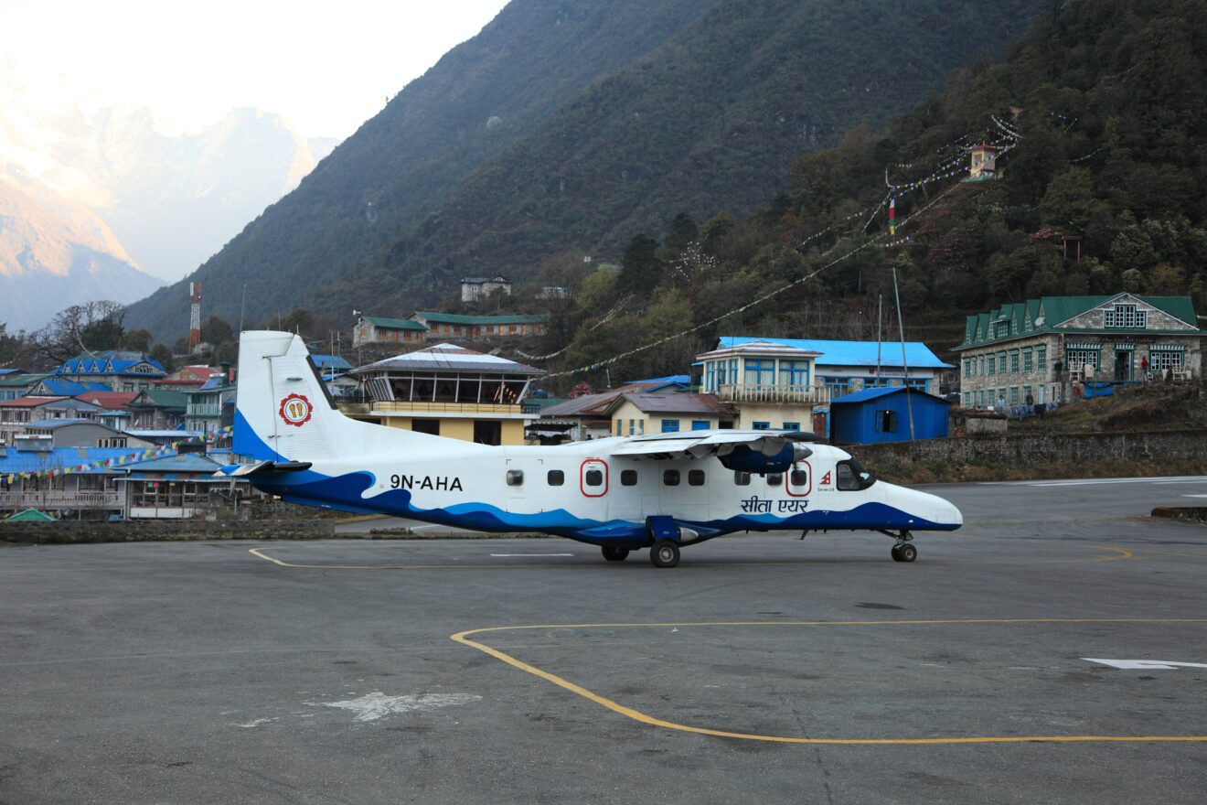 Propellerflugzeug auf dem Tenzing-Hillary-Flugplatz in Lukla auf 2.860 Metern Höhe