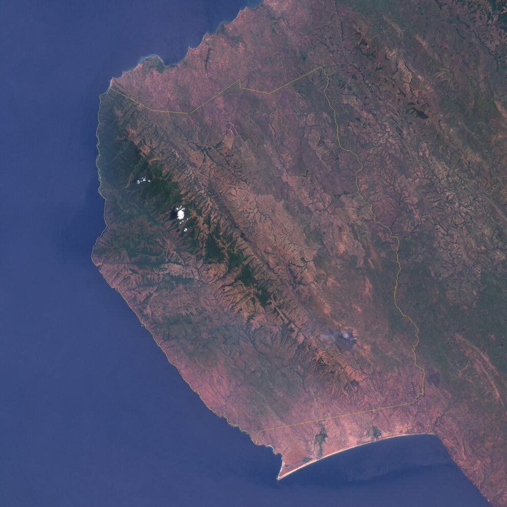 Satellitenbild: der Mahale-Park mit gelber Grenzlinie, bewaldete Bergkämme, links das tiefblaue Wasser des Tanganjikasees